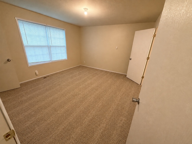 Building Photo - 504 Pettycoat Ln