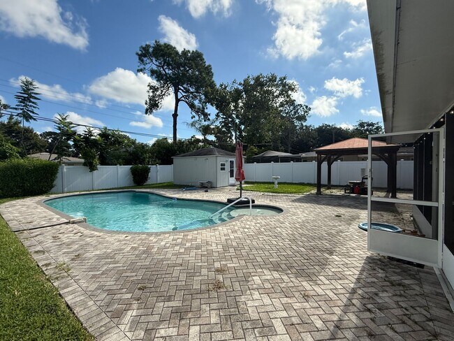 Building Photo - 3/2 Pool Home