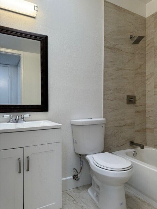 Building Photo - Sampson Ct #B