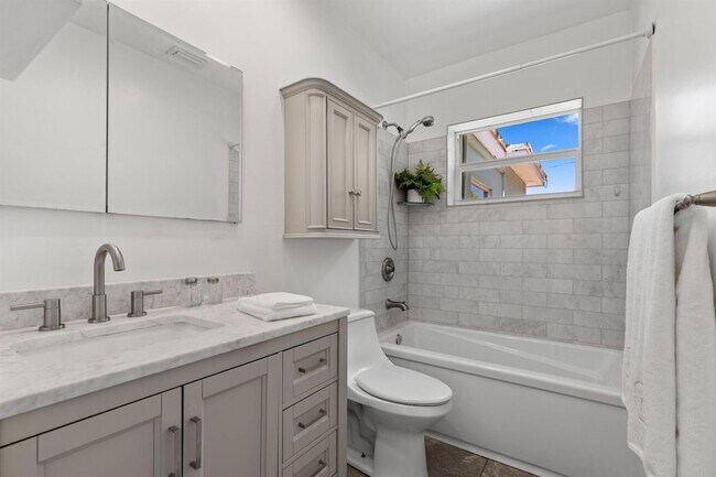 Building Photo - 1120 N Palmway