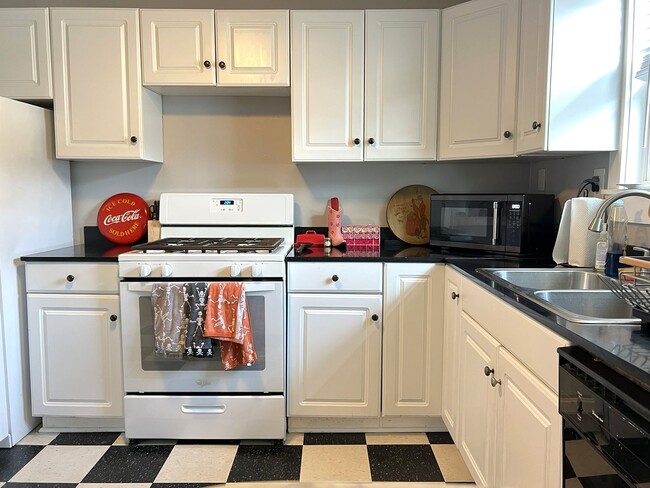 Building Photo - 2nd Floor 1BR/1BA + PORCH - Midtown Garden District