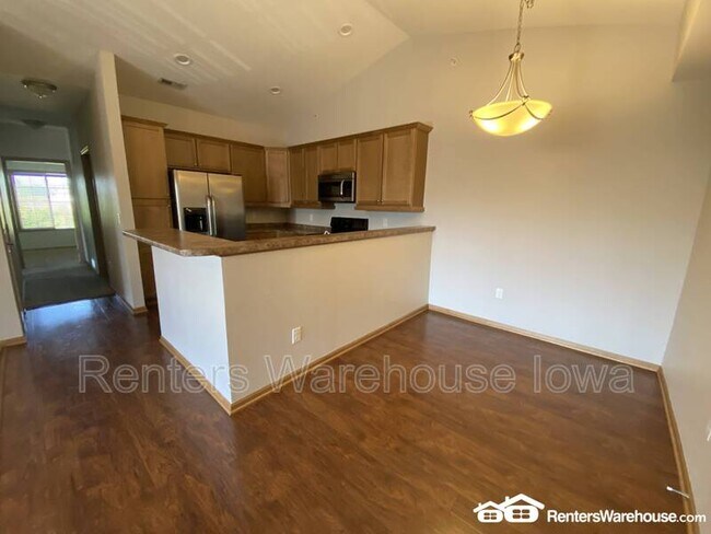 Building Photo - 2000 Meadow Ct