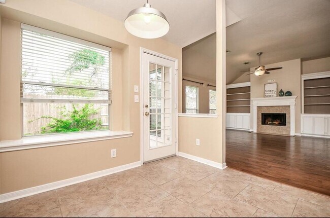 Building Photo - 3715 Crescent Dr