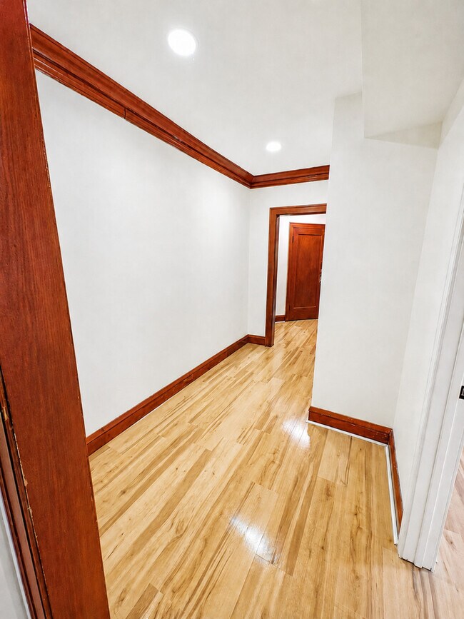 Building Photo - 6807 S Artesian Ave