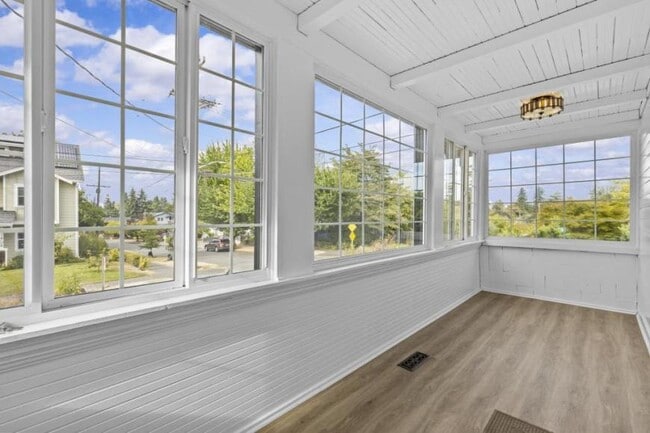 Building Photo - 2 bedroom in Seattle WA 98136