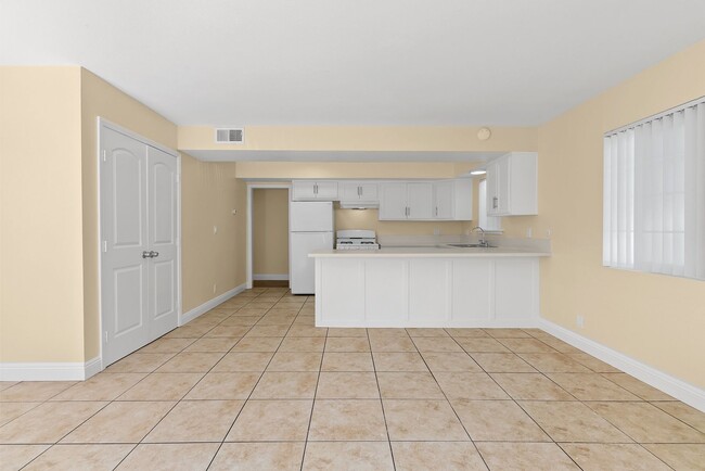 Building Photo - 1022 El Camino Dr