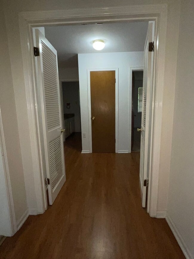 Building Photo - Spacious Home in Country Club Estates