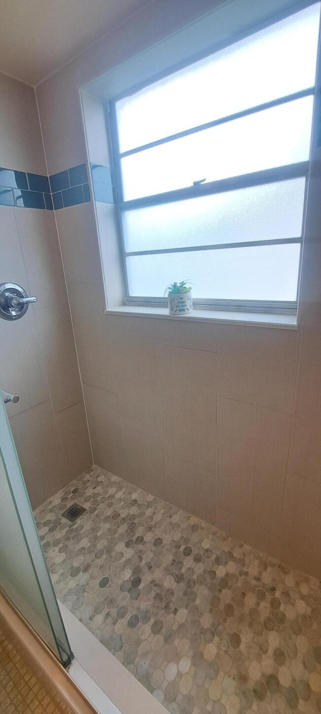 Building Photo - 230 Bedford E