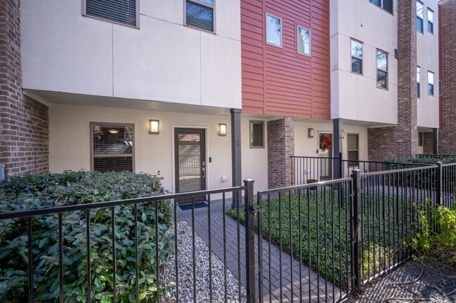 Building Photo - 2 Bed Option in East Dallas Townhome off Greenville Lakewood Neighborhood