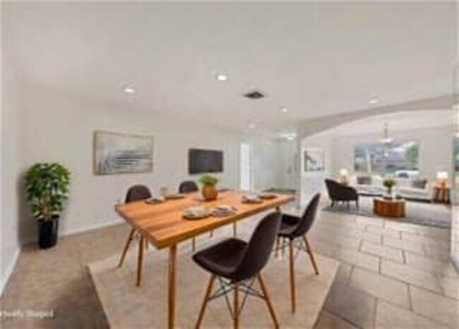 Building Photo - 3803 Pin Oaks St