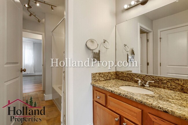 Building Photo - Beautiful 3-Bedroom Home with Covered Patio & Fenced Yard