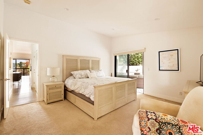 Building Photo - 303 Mavis Dr