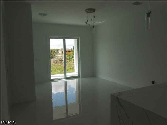 Building Photo - 320 Poplar St