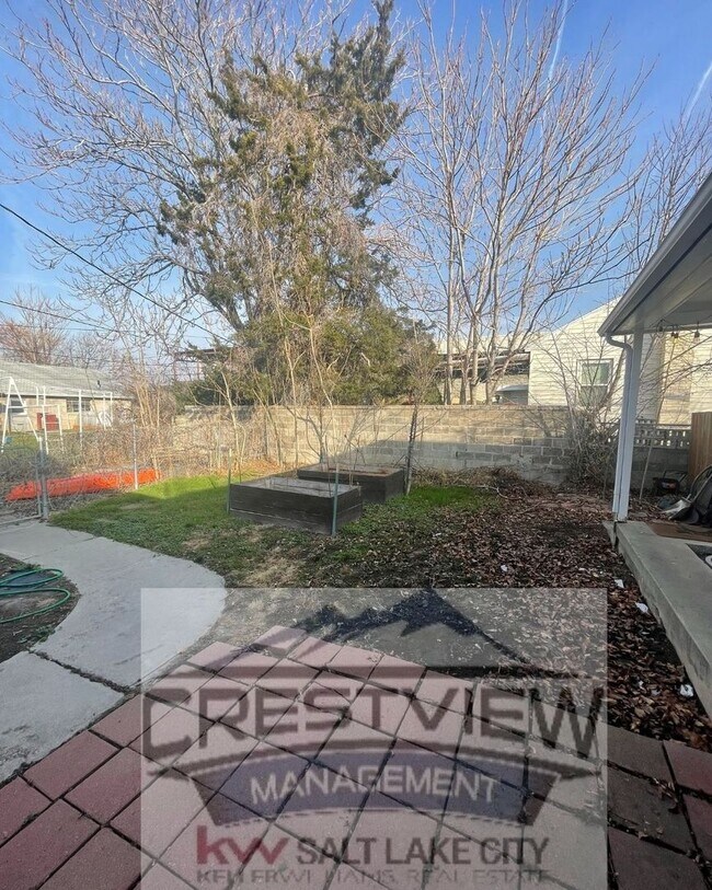 Building Photo - Martin Triplex