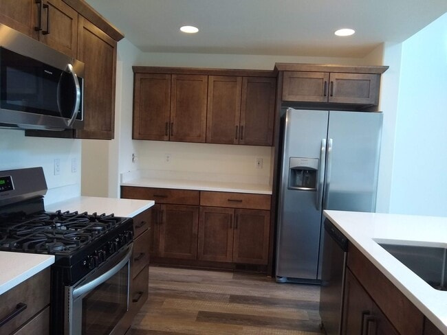 Building Photo - 3 Bedroom House in the Heights On Hood River