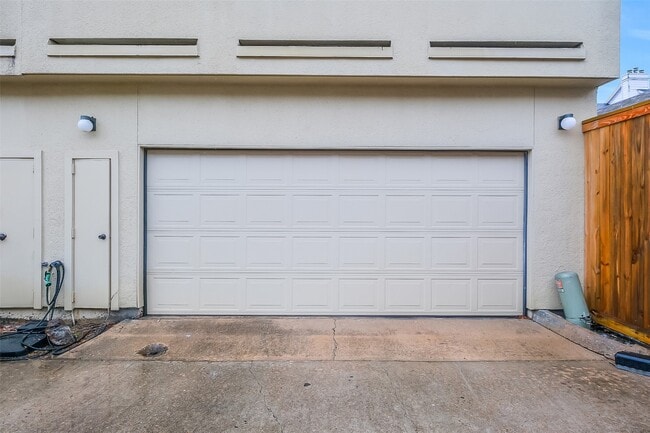 Building Photo - 1112 Bering Dr