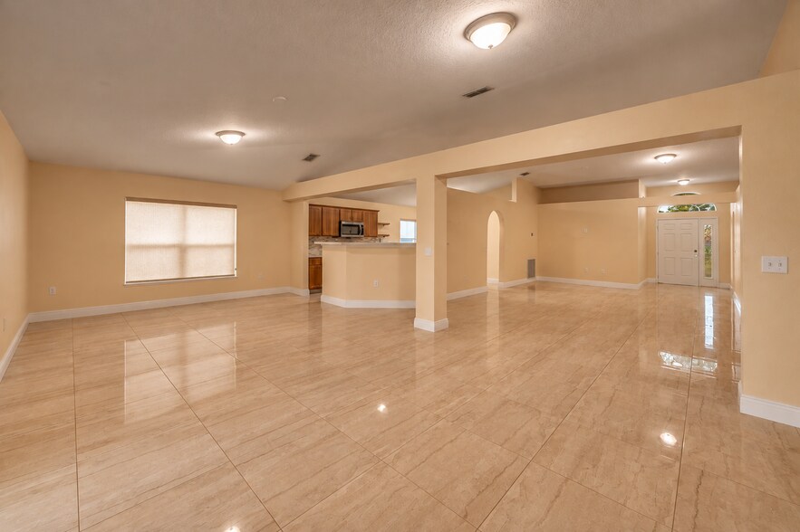 Building Photo - 537 Mason Dr