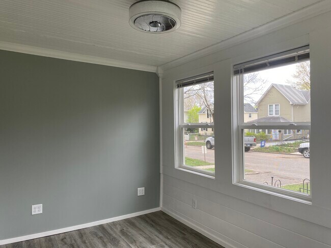 Building Photo - 37 Wyoming St E