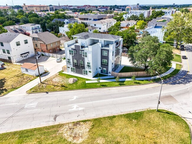 Building Photo - 2400 Benbrook Dr