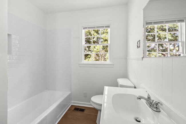 Building Photo - Fully Renovated Center Point Bungalow