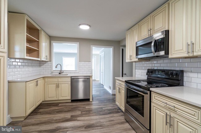 Building Photo - 338 Poplar Ave