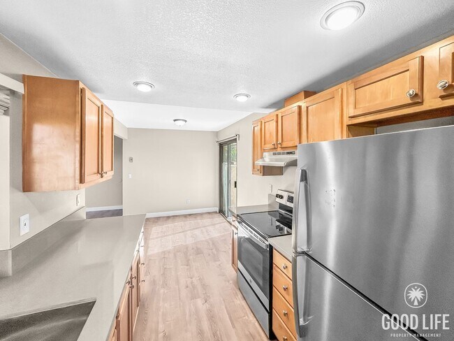 Building Photo - Beautiful 2BD/2BA Condo W/ Reserved Parkin...