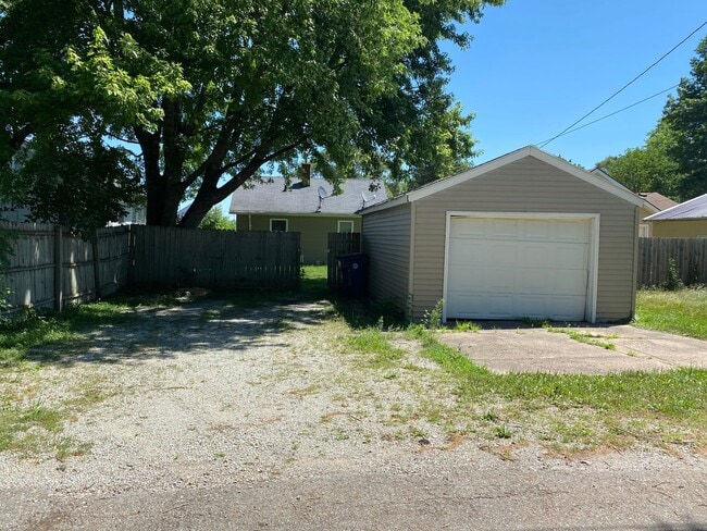 Building Photo - 1212 Evergreen Ave