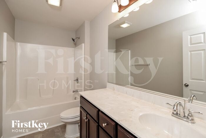 Building Photo - 2194 Longburn Dr