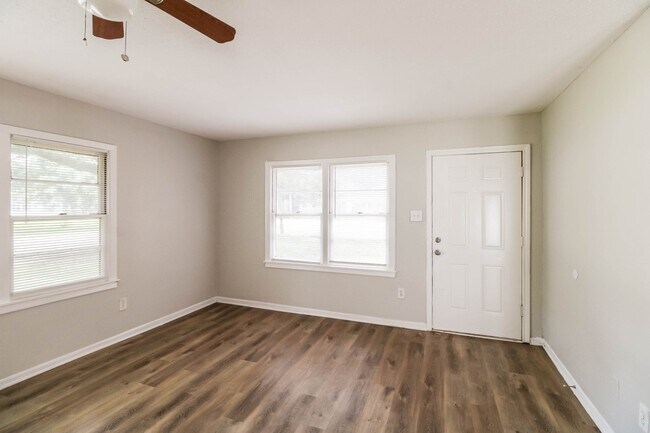 Building Photo - 1108 W Camp Cir