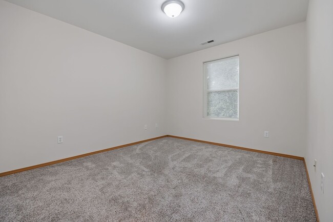 Building Photo - 3 bedroom 2.5 bath