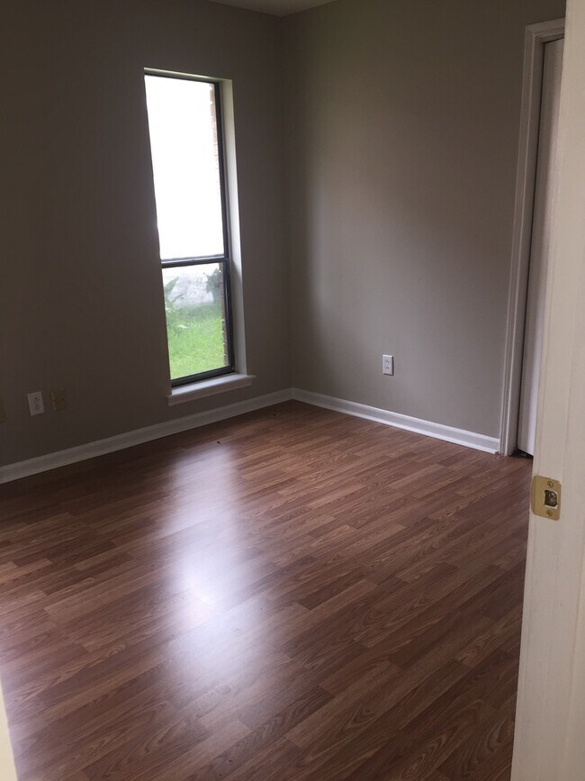 Building Photo - CUTE 3 BEDROOM 2 BATH! WITH A LARGE BACK YARD!