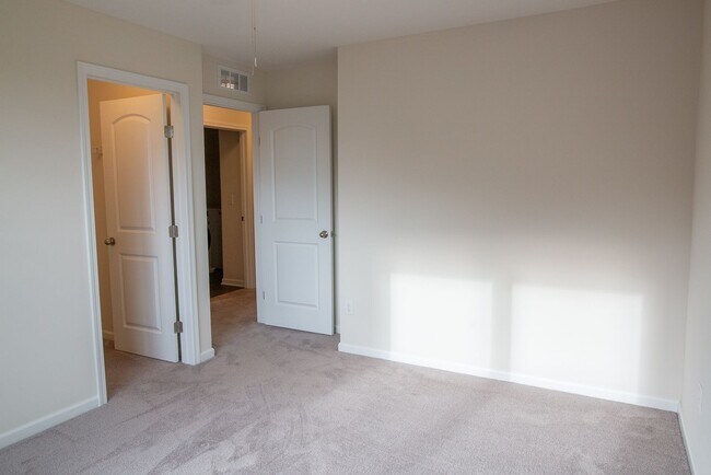 Building Photo - 2845 Beechwood Dr