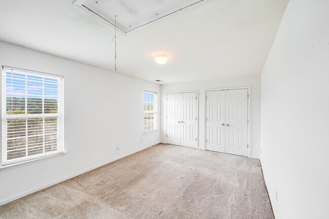 Building Photo - Enjoy Riverfront Living! Spacious 4-Bedroo...