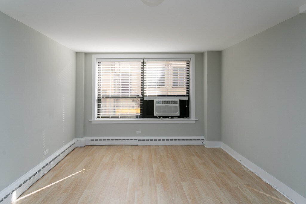 Building Photo - 450 W Wellington Ave