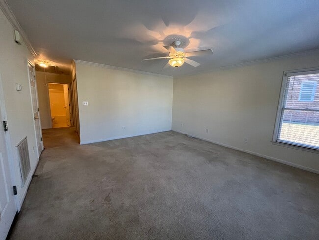 Building Photo - ****** $200 OFF FIRST FULL MONTH OF RENT!! ******