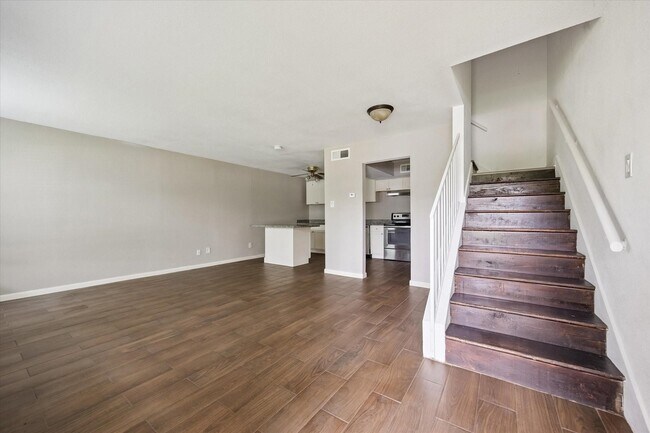 Building Photo - 768 Memorial Mews St