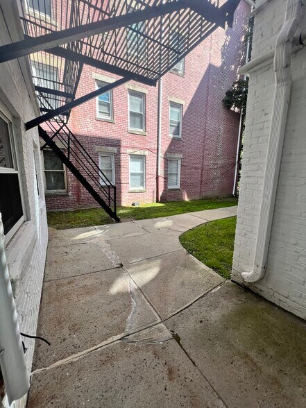 Building Photo - 1533 Beacon St