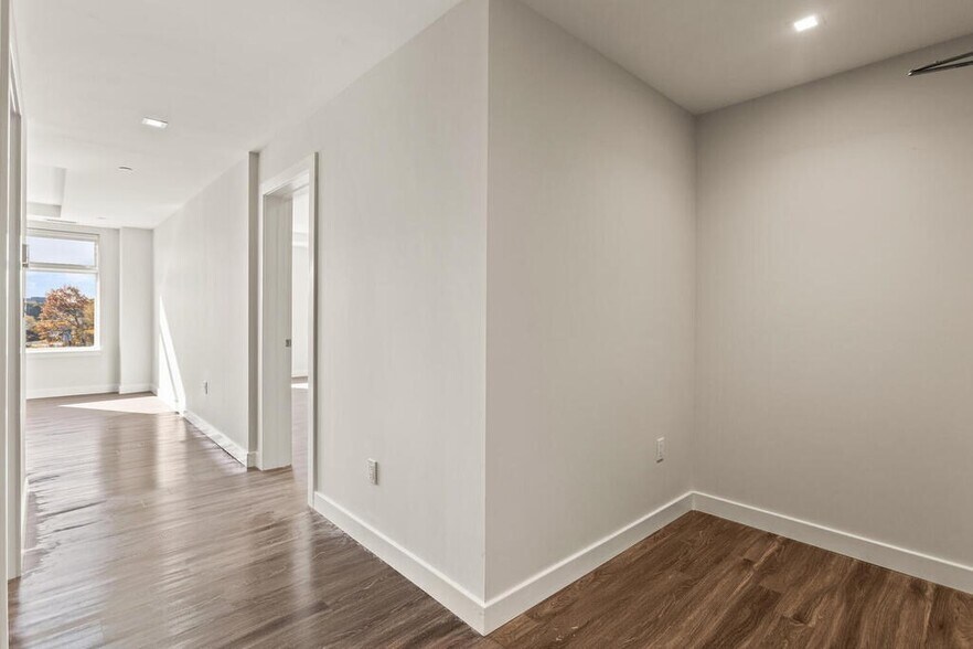 Building Photo - 26 Collins Ave