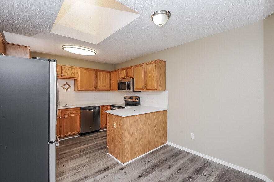 Building Photo - 2363 Kelton St