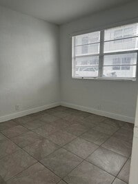 Building Photo - 608 5th St