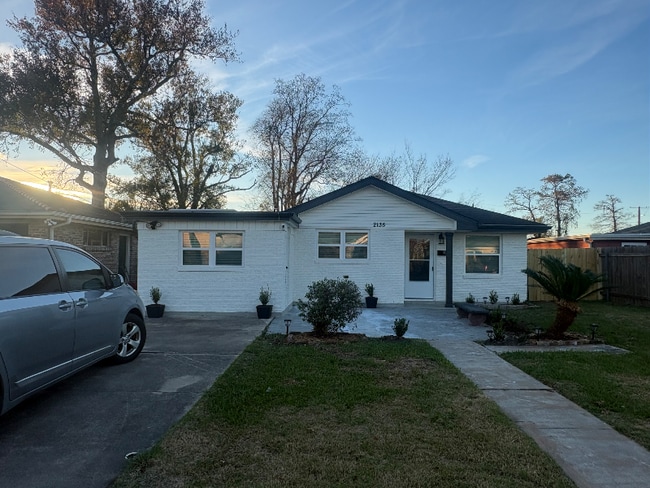 Building Photo - 2135 Delaware Ave