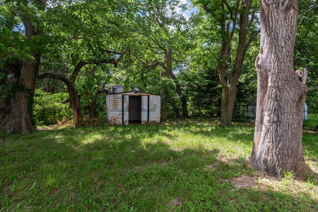 Building Photo - 533 S Westview Dr