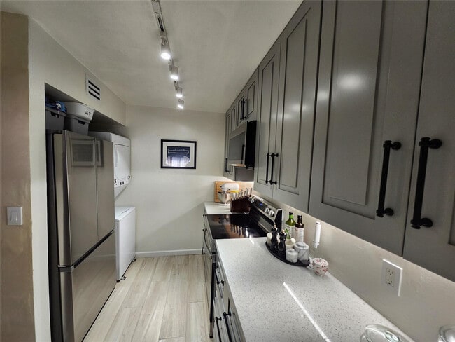 Building Photo - 10004 Winding Lake Rd