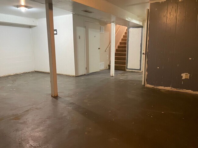 Building Photo - Cute 2 Bedroom 1 Bath Duplex