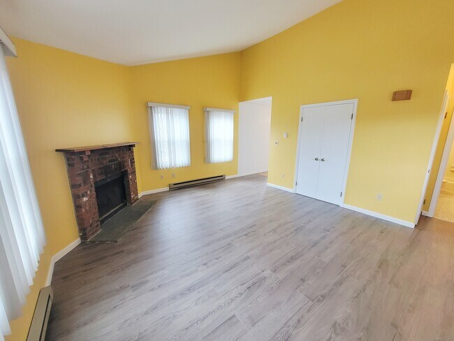 Building Photo - 96 Valley Dr