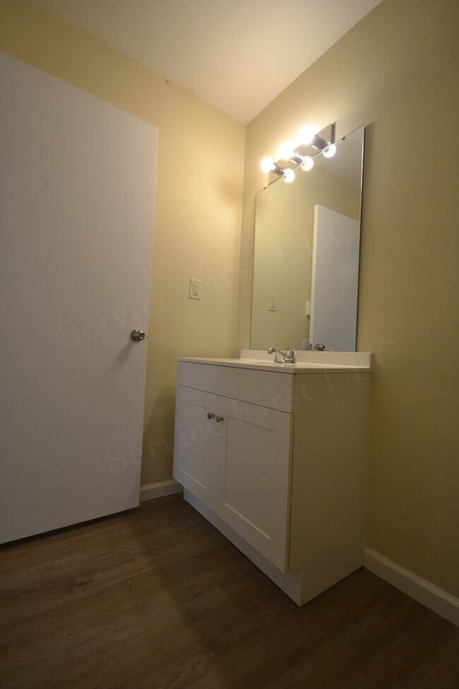 Building Photo - Cross Timbers Apartment