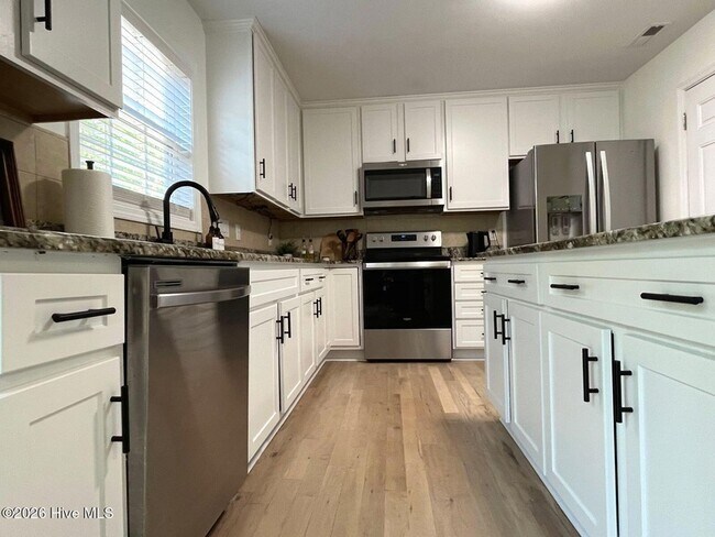 Building Photo - 561 Thorncliff Dr