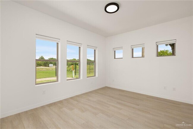 Building Photo - 18 N Ware Rd