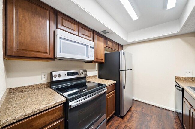 Building Photo - 2818 S Bartell Dr