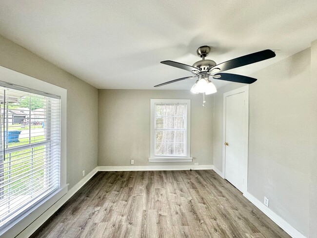 Building Photo - Available Now! Charming & Updated 3-Bedroo...